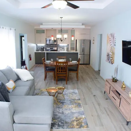 Pen Manor Modern 2 Bedroom Apartment